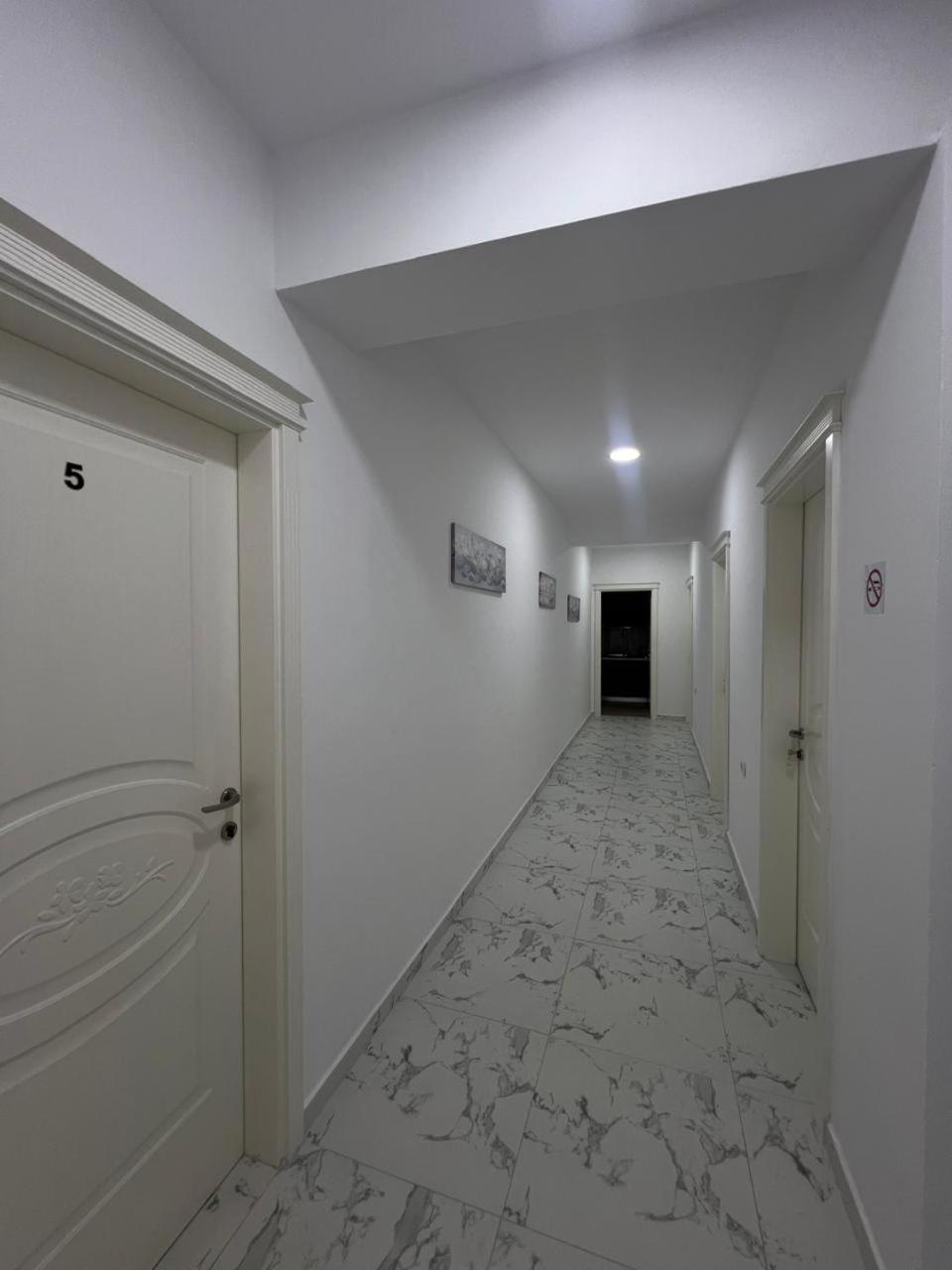 Hotel Vila Flowers Vlorë Exteriör bild