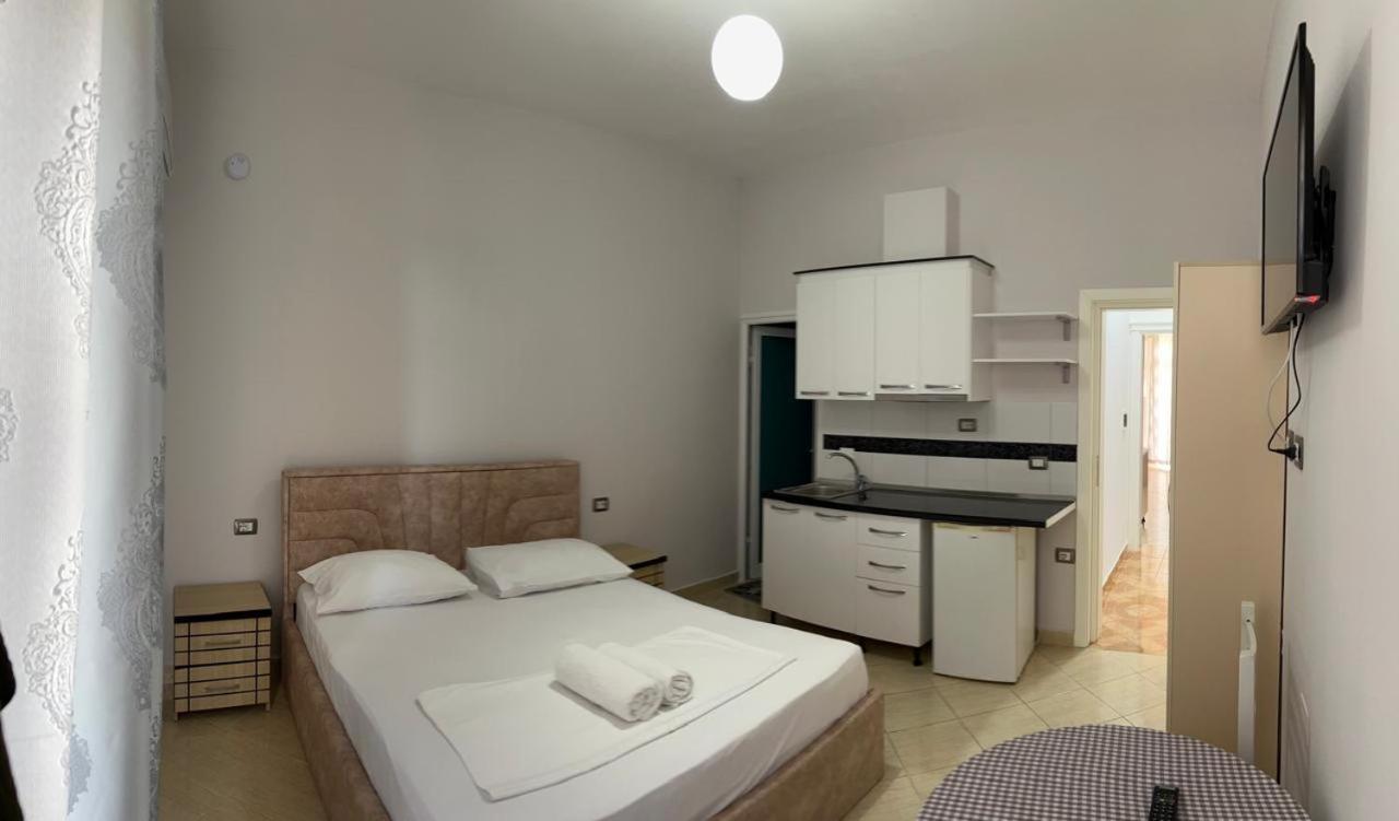 Hotel Vila Flowers Vlorë Exteriör bild