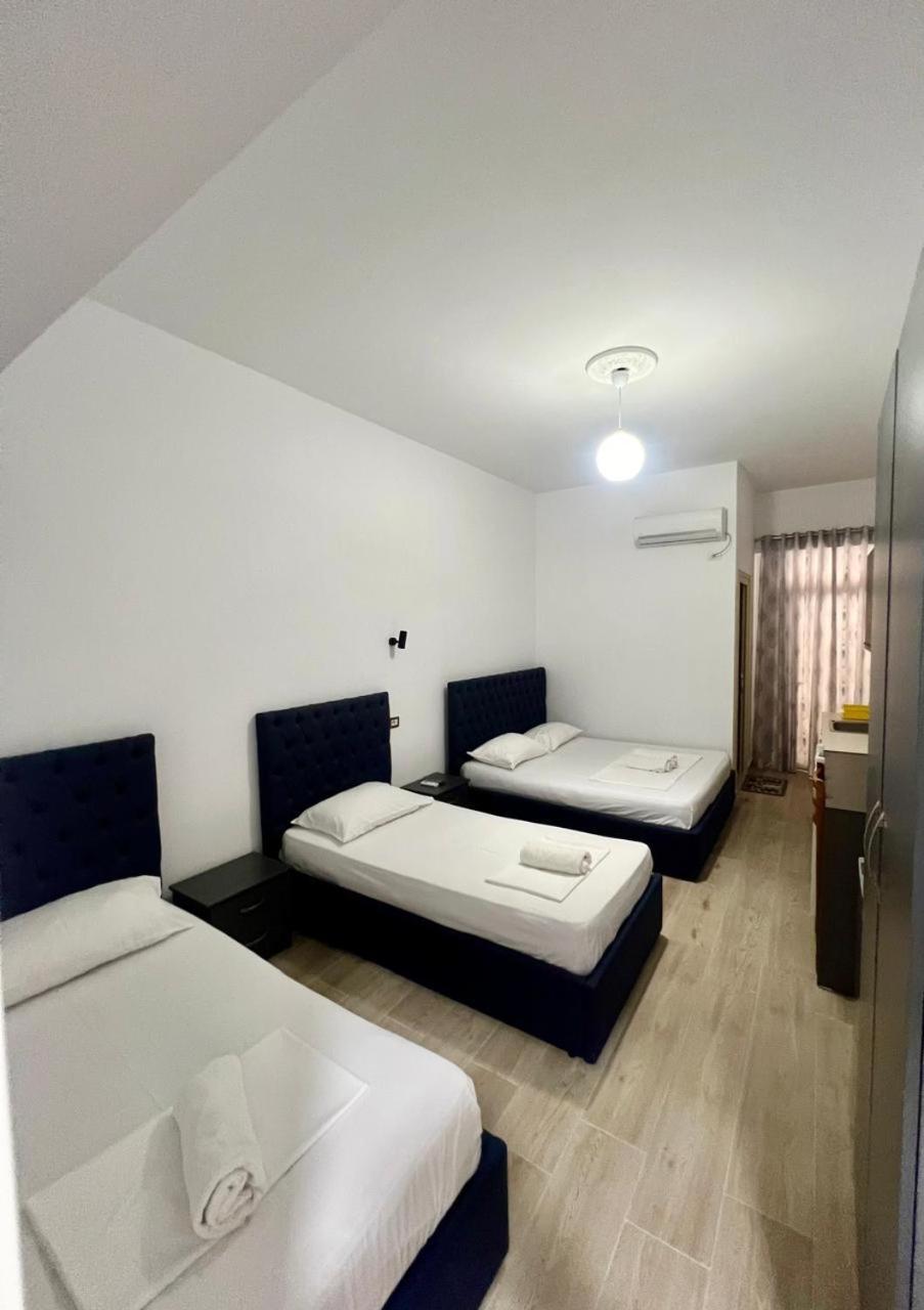 Hotel Vila Flowers Vlorë Rum bild