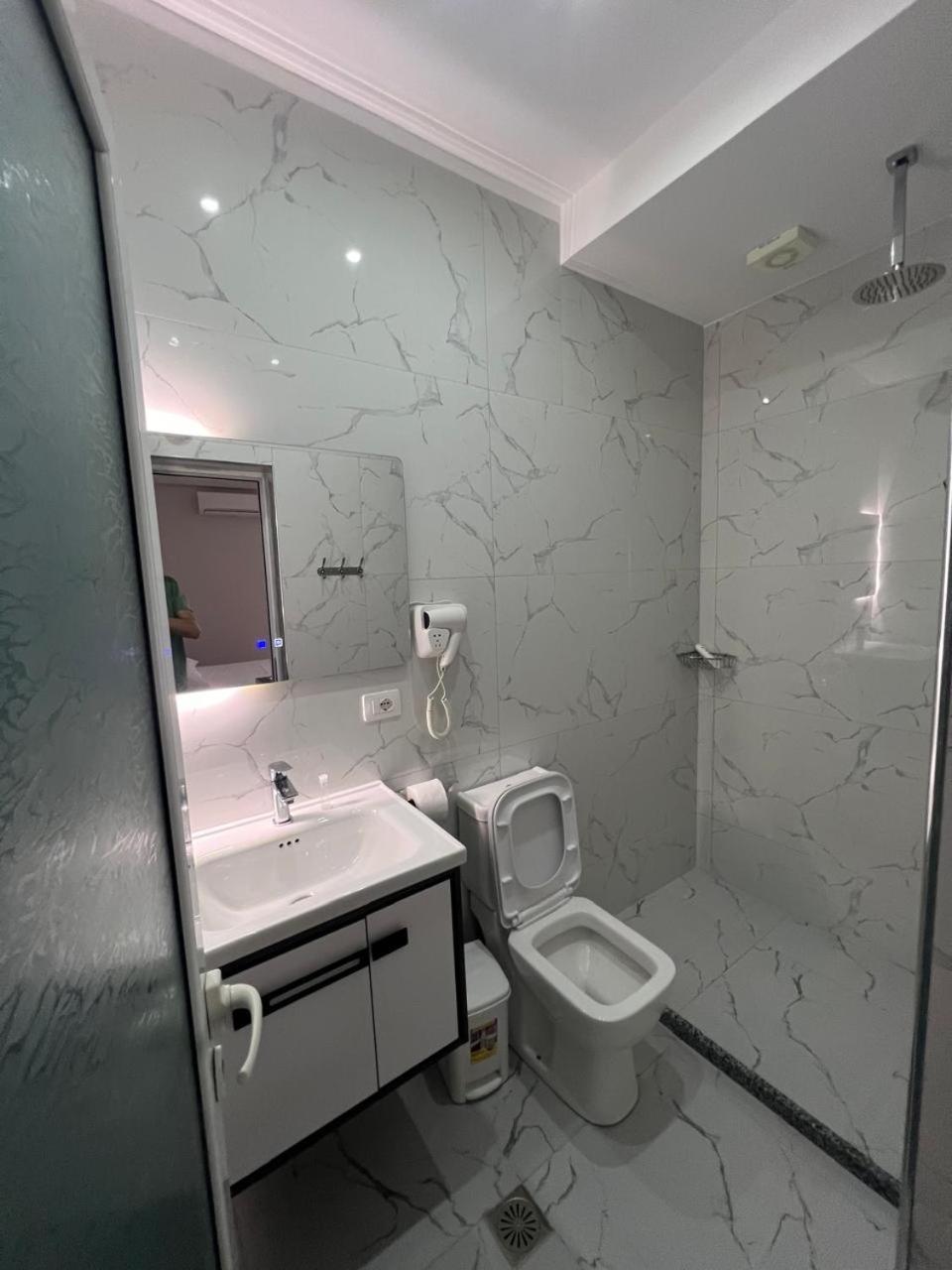Hotel Vila Flowers Vlorë Rum bild